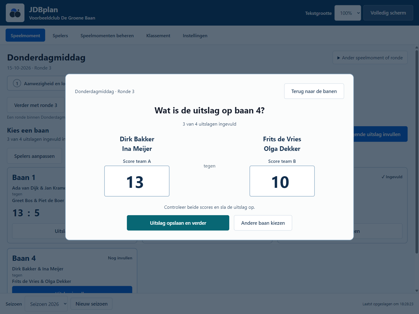 Het invoervenster voor baan 4 met twee scores en de knop Uitslag opslaan en verder